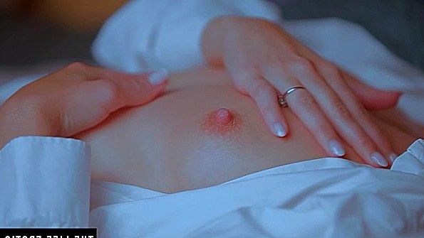 Женщина в костюме супергероя получает сперму во влагалище