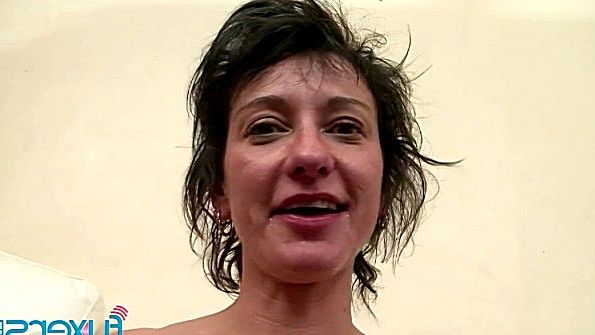 Возбужденная азиатка затаскивает парня в постель