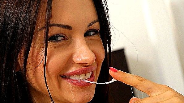 Две красавицы занимаются сексом перед зеркалом и в постели