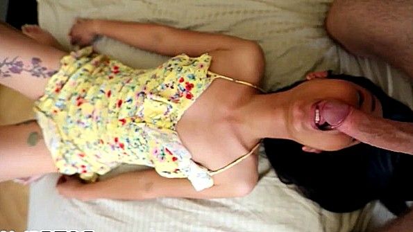 Он пристает к своей девушке на кухне и пытается ее соблазнить