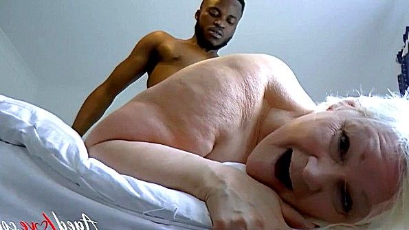 Домработница занимается сексом с хозяином и его сыном одновременно