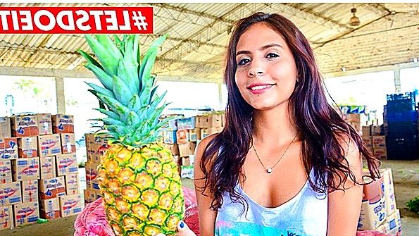 Восторженная девочка играет с игрушкой