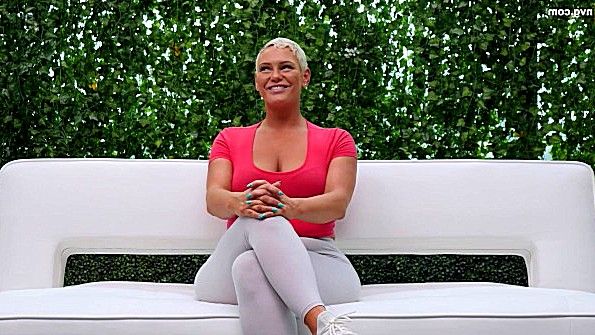 Чернокожий мужчина заставляет другого мужчину наблюдать за тем, как тот занимается сексом со своей женой