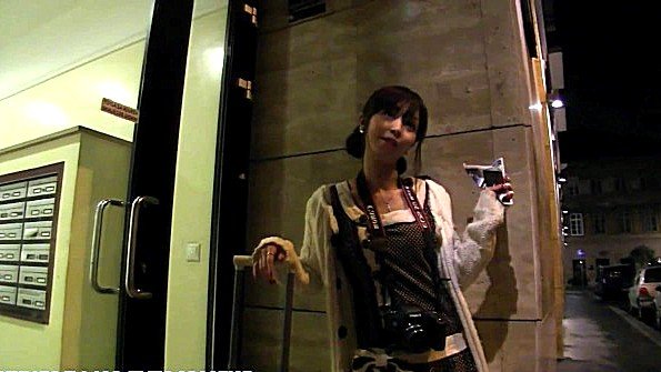 Она приковала парня к столу цепью и оседлала его член