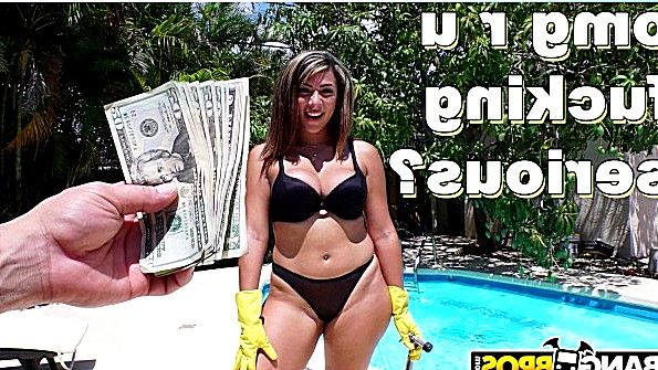 Женщина в перчатках мастурбировала