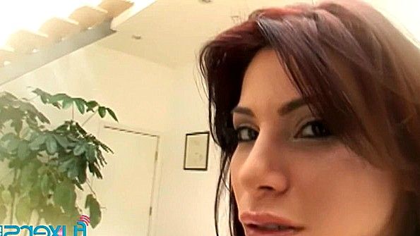 Он пристаёт к своей девушке на кухне и трахает её в задницу