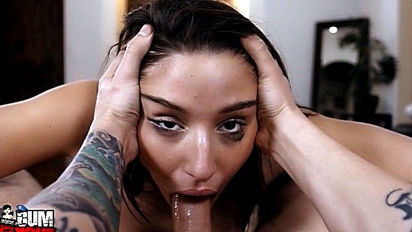 Девушка принимает сперму мужчины на лицо