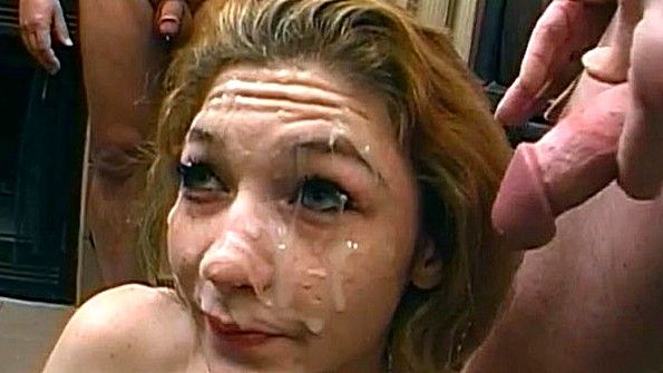 Сексуальная красавица мастурбирует свою вагину