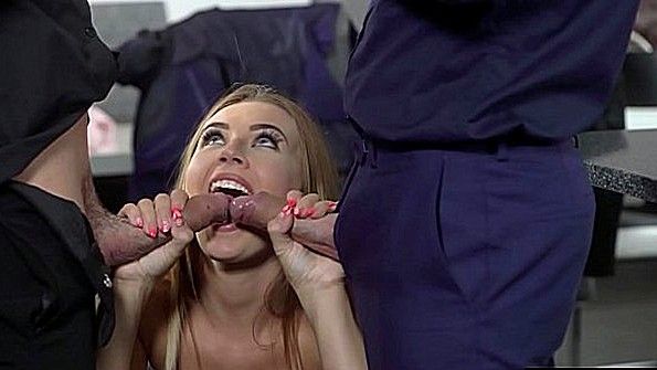 Потрясающая красотка насильно отдается парню