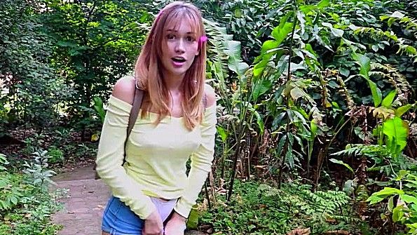 Девушки используют фаллоимитаторы во влагалище, вращая их поочередно