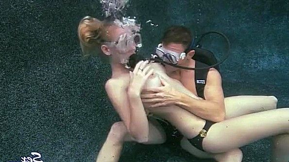 Красивая эскортница умело доставляет удовольствие члену