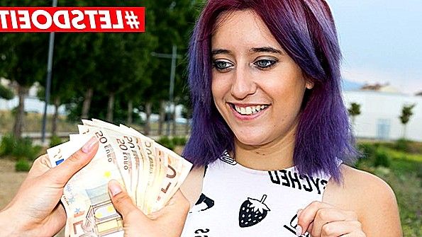 Девушка занимается сексом с парнем и получает удовольствие от его члена