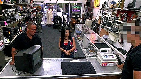 Пышнотелая зрелая красавица с натуральной грудью на кастинге