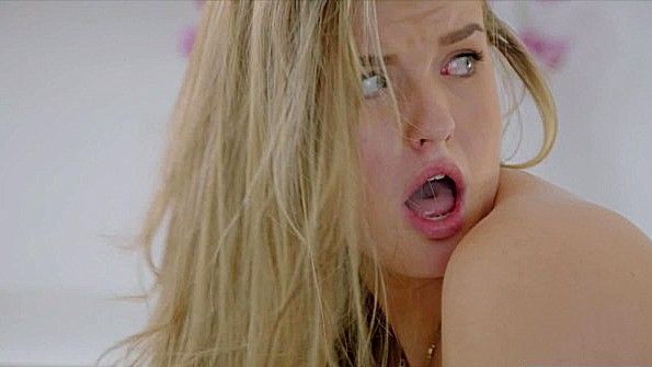 Девушка наслаждается глубоким проникновением в свою влажную вагину