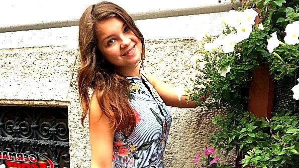 Она мастурбирует и делает отличный минет