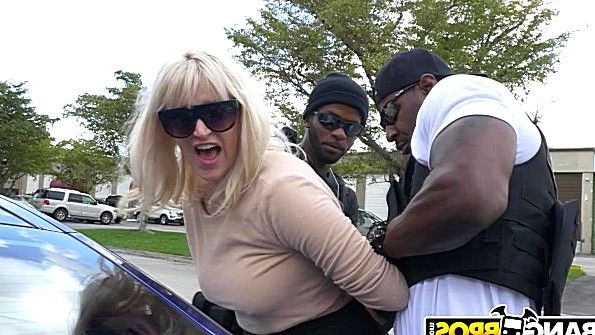 Он занимается сексом со своей девушкой в ​​позе «собачка» и доставляет ей удовольствие