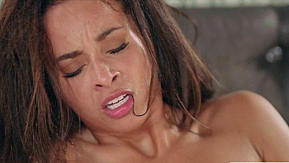 Немецкий групповой секс с эякуляцией через отверстие в унитазе