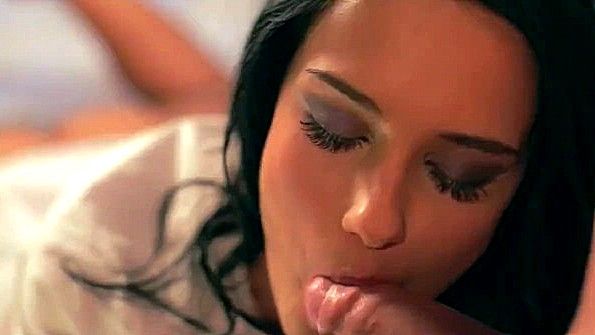 Балерина полностью раздевается во время репетиции