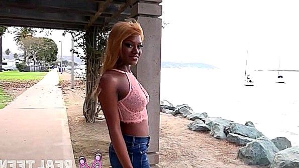 Чернокожий учитель со своим учеником