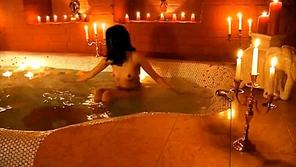 Красоток в бикини избивает мужчина