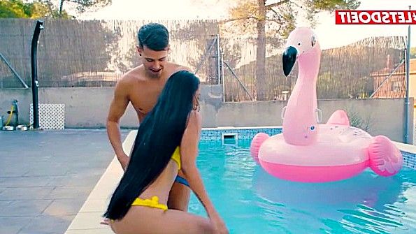 Женщина получает удовольствие от анального секса