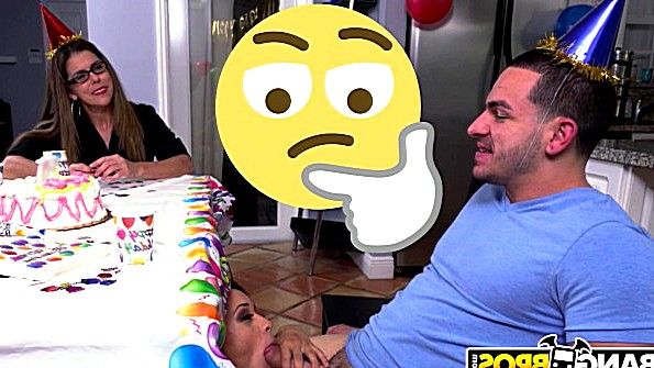 Парень с особой страстью занимается сексом с девушкой в ​​латексе