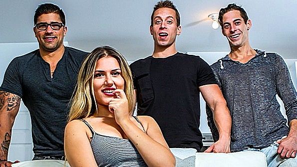 Девушка широко раздвинет ноги для мастурбации