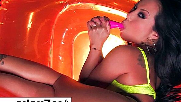 Красивая чернокожая женщина занимается сексом с мужчиной