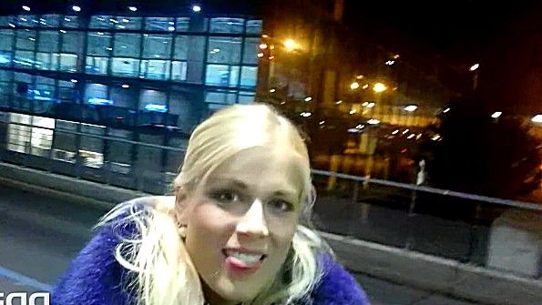 Женщина зовет чернокожего мужчину на секс