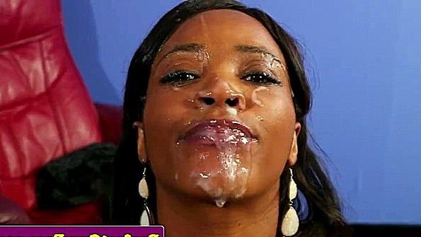 Полная женщина использует прохладный вибратор для достижения экстаза