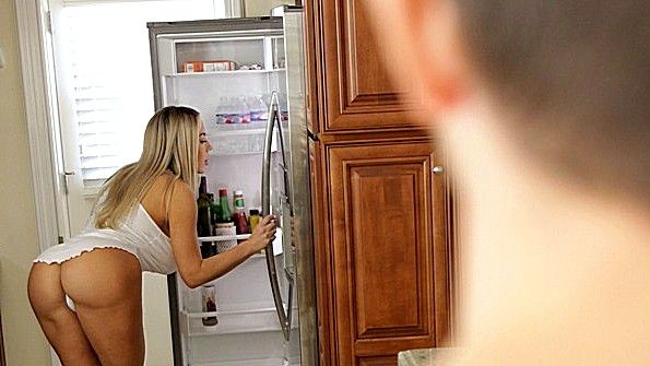 Азиатская девушка сосет несколько членов и занимается сексом