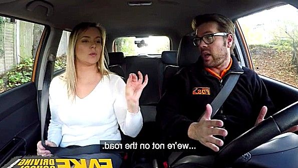 Женщина занимается самоудовлетворением с помощью дилдо и хорошо делает минет