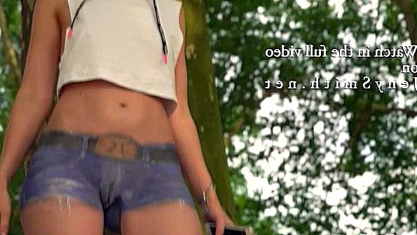 Мулатка разделась и начала мастурбировать