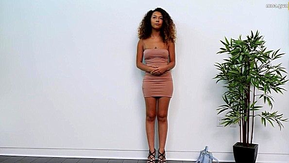 Девушка-эмо засунула кулак в задницу своей подруге