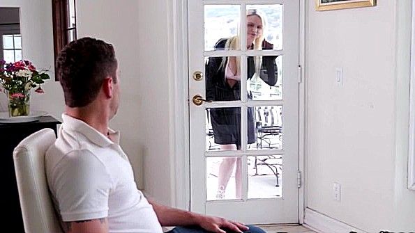 Она встала перед камерой и начала мастурбировать