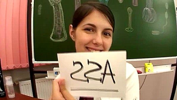 Пышногрудая любительница с энтузиазмом сосет член