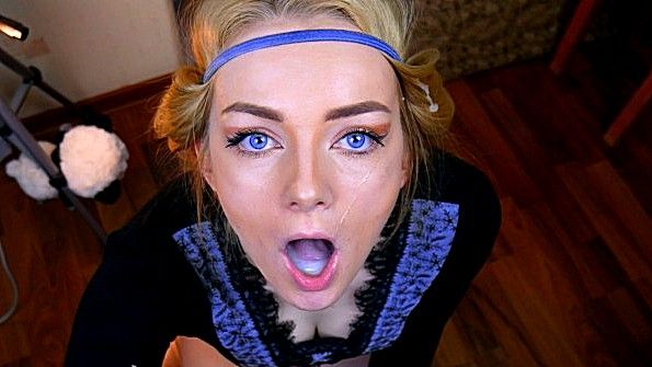 Мулат стоит на четвереньках и получает удовольствие от избиения