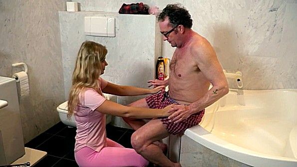 Групповой секс за покерным столом