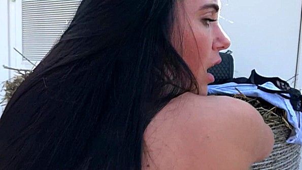 Великолепная индийская женщина испытывает сильное сексуальное возбуждение во время мастурбации