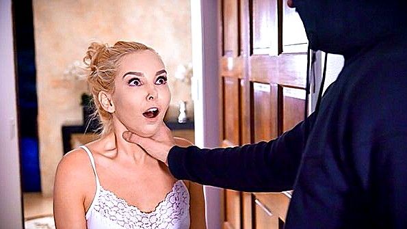 Мулатка в купальнике во время секса в общественном месте