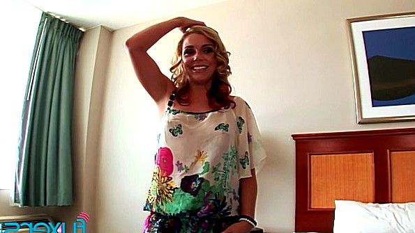 Возбужденные массажистки доставляют удовольствие старому клиенту