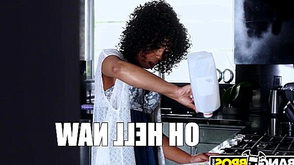 Девушка в чулках демонстрирует свою попу на веб-камере