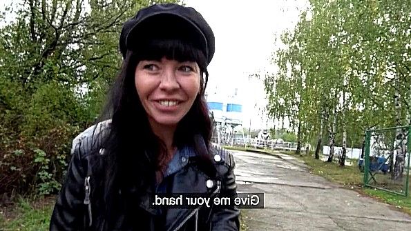 Чернокожий мужчина жестоко насилует шлюху