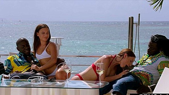 Развратная девушка использует свой длинный вибратор