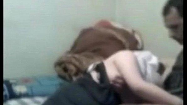 Он садится на стул и мастурбирует перед камерой