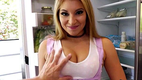 Рыжеволосая милф в чулках мастурбирует на шезлонге