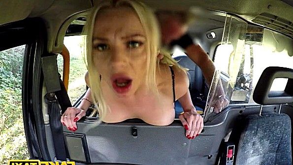 Блондинка в чулках в сеточку катается на члене