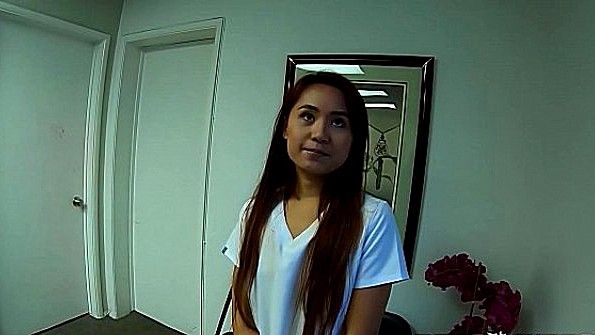 Лежать с завязанными глазами и получать оральный секс от друзей