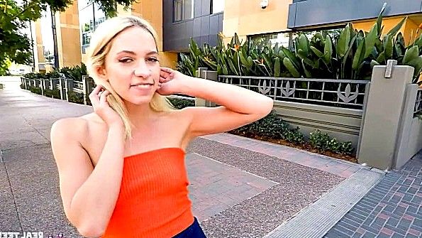 Возбужденная блондинка использует вибратор