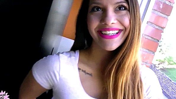 Латинский босс с работником за столом